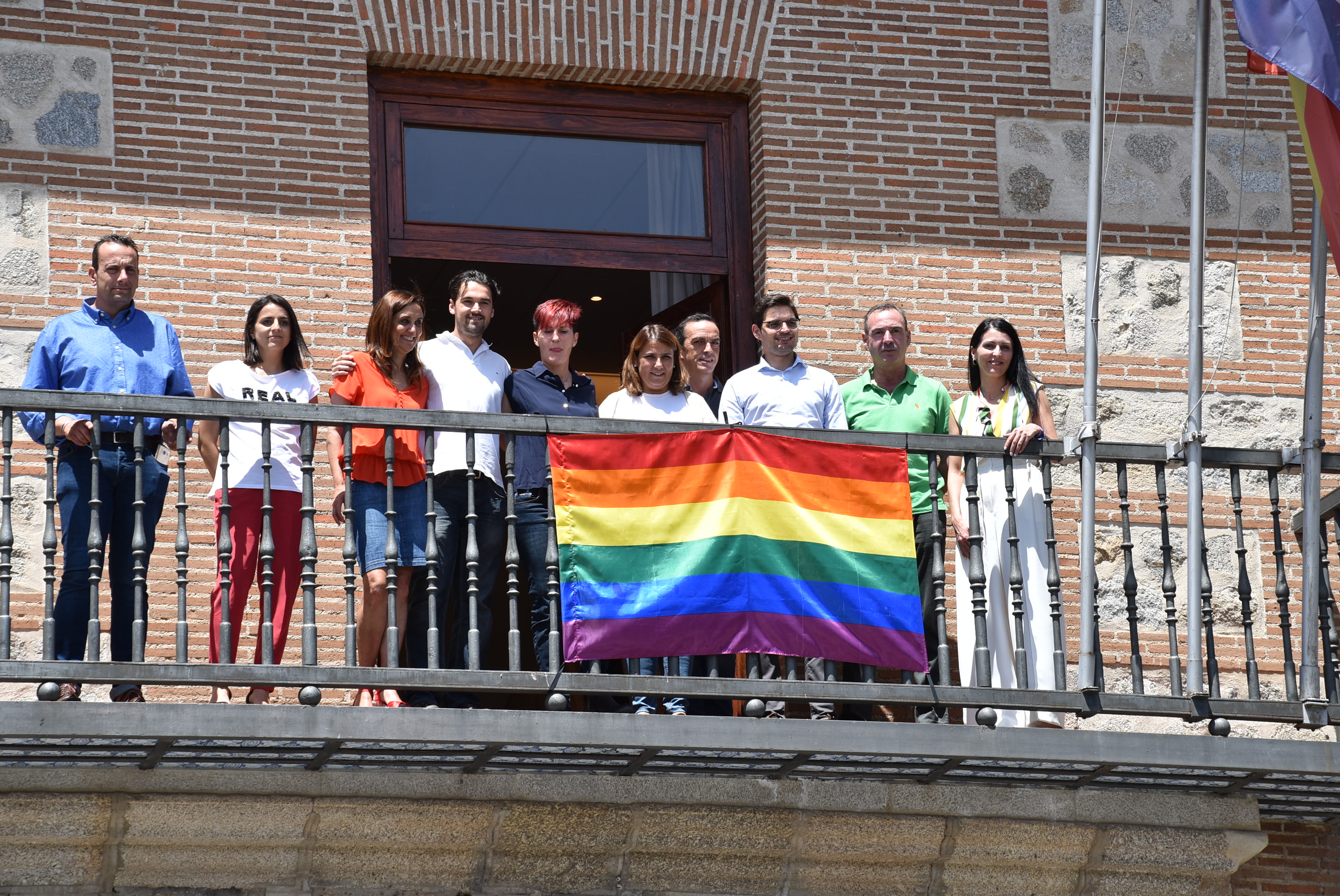 En el balcón noble del Ayuntamiento de Talavera luce la bandera LGTB por primera vez