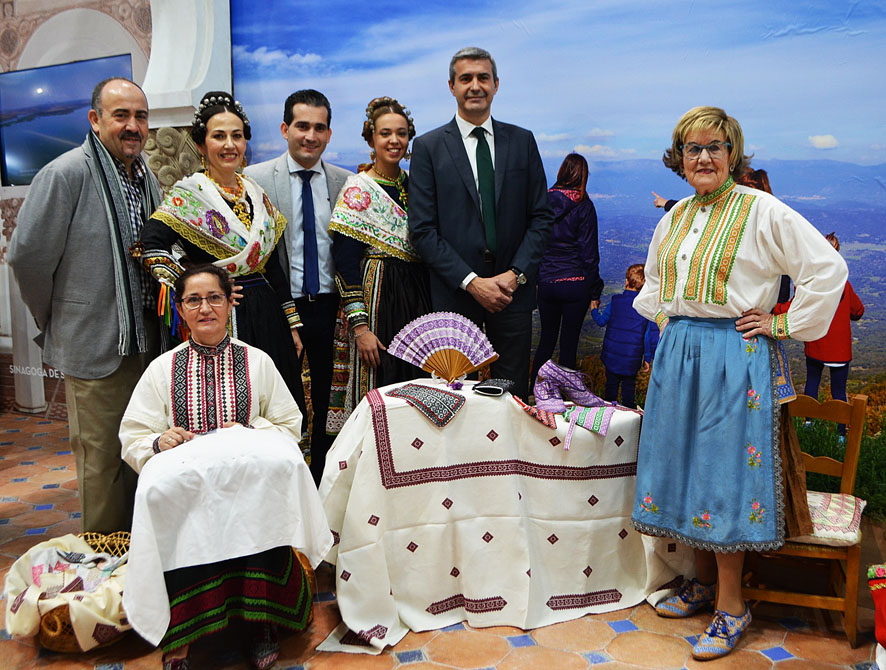 3 Álvaro Gutiérrez en el taller de bordado de Navalcán