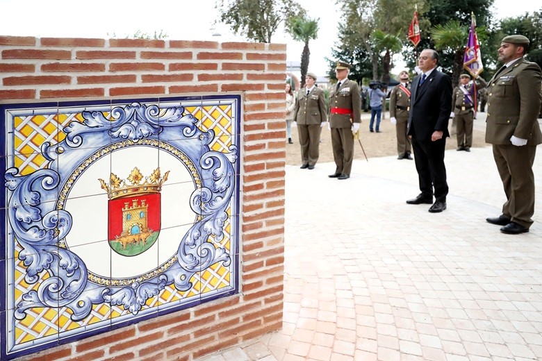 Homenaje a la bandera en la Ronda del Canillo