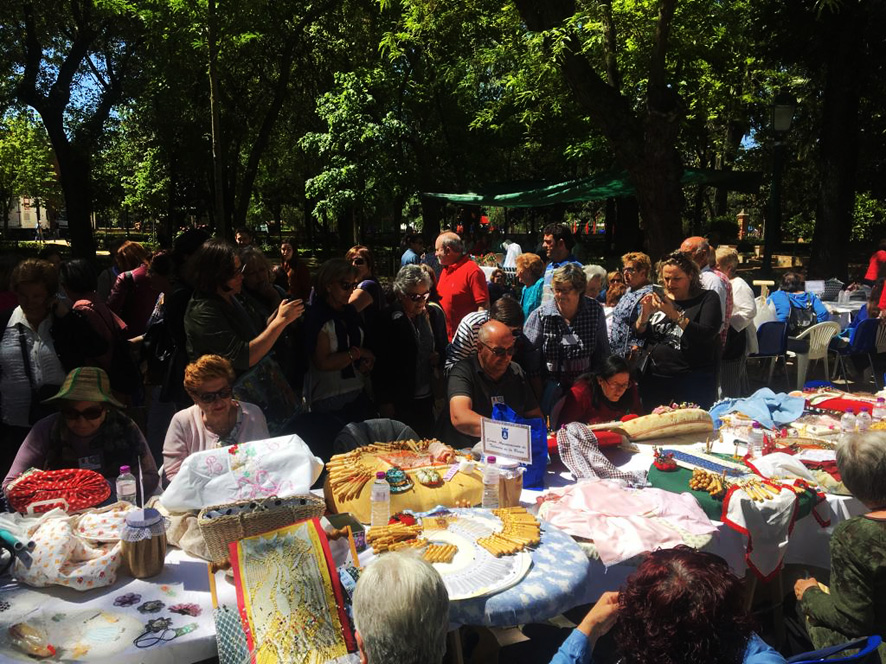 El I Encuentro de Bolillos Ciudad de la Cerámica ha reunido a más de 500 bordadoras y encajeras