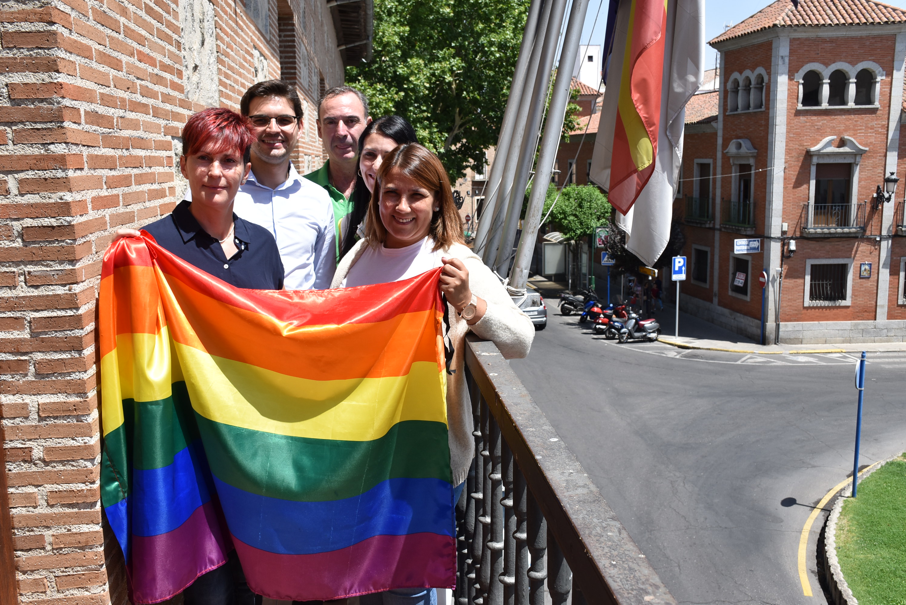 En el balcón noble del Ayuntamiento de Talavera luce la bandera LGTB por primera vez