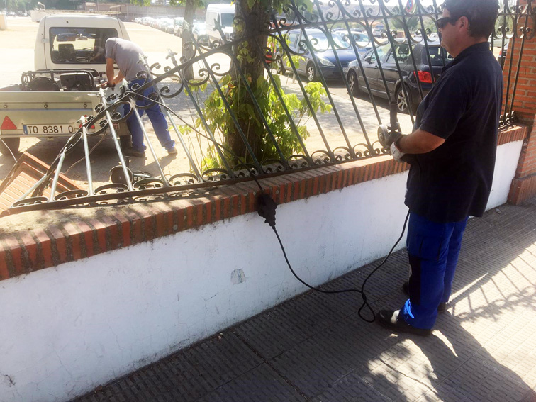 Destrozan verja y muro en la entrada al Recinto Ferial Editorial