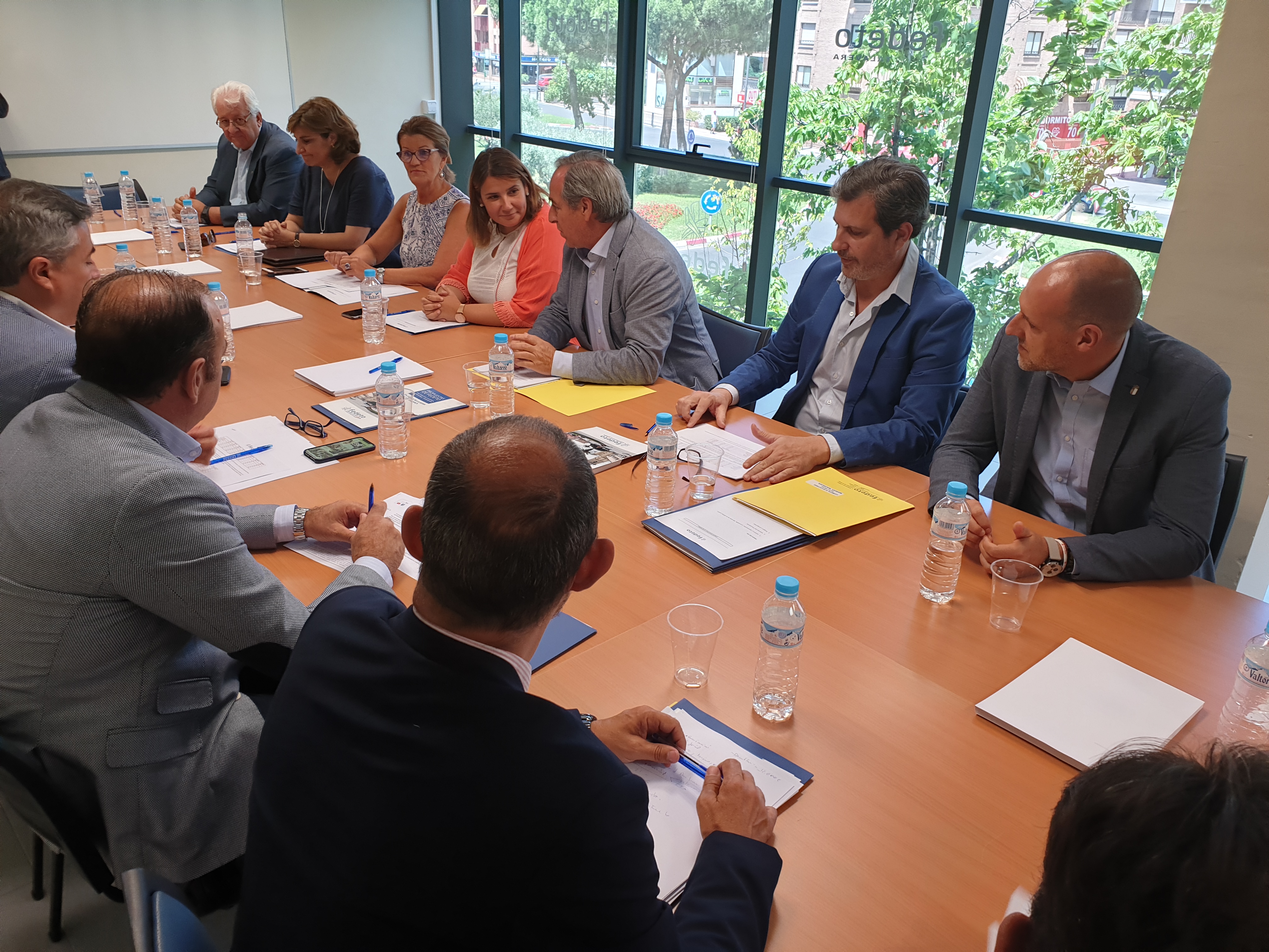 La alcaldesa de Talavera y los empresarios reunidos en Fedeto