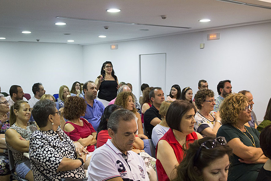 Raquel París presenta su libro de desarrollo personal en Torrijos Editorial