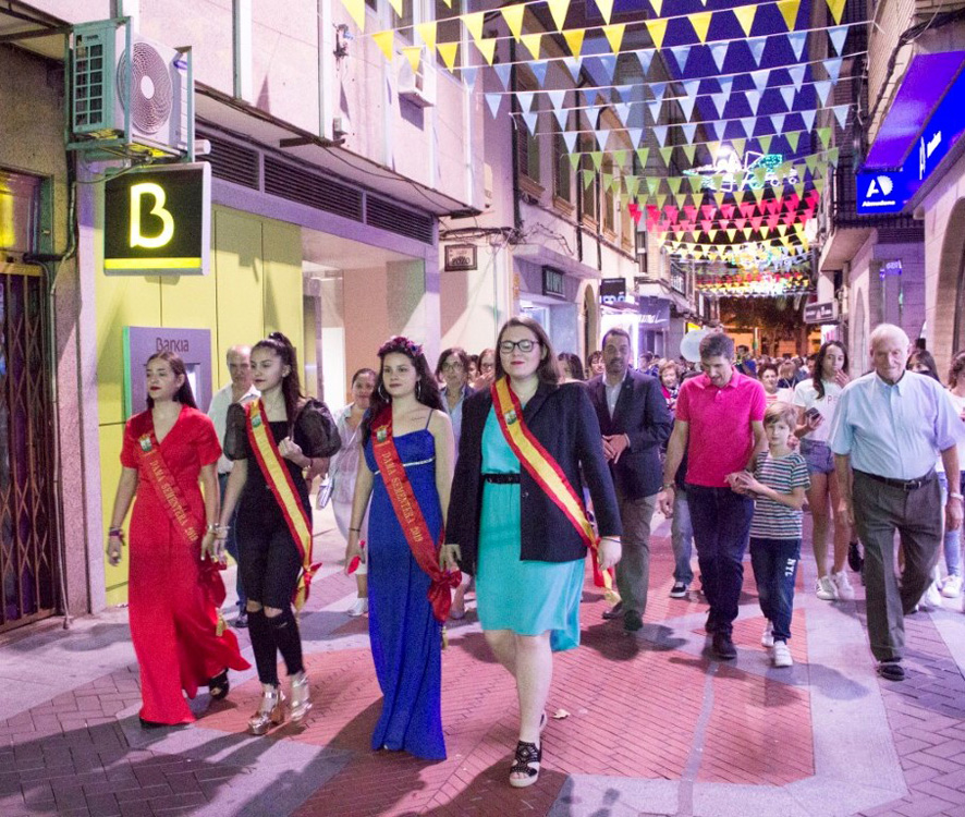 El encendido del alumbrado festivo en el Barrio del Arrabal da inicio a las fiestas torrijeñas 