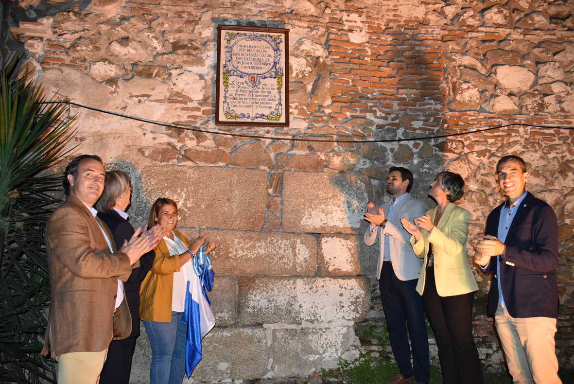 Placa conmemorativa para la declaración de Conjunto Histórico en Talavera 