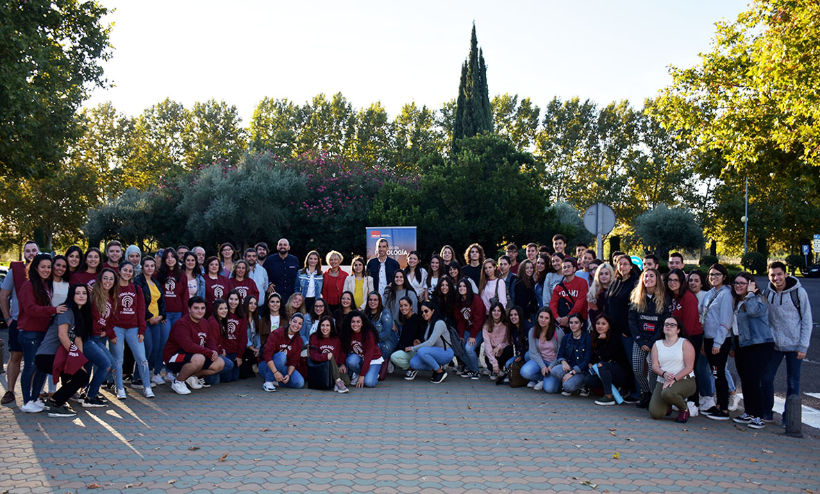 Los estudiantes universitarios de Talavera dejan sus huellas en pasos de peatones  