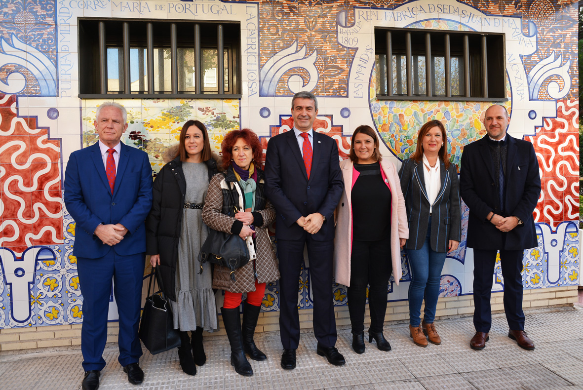 Inaugurada la oficina de turismo con un mural cerámico referente a la cultura de la zona Editorial