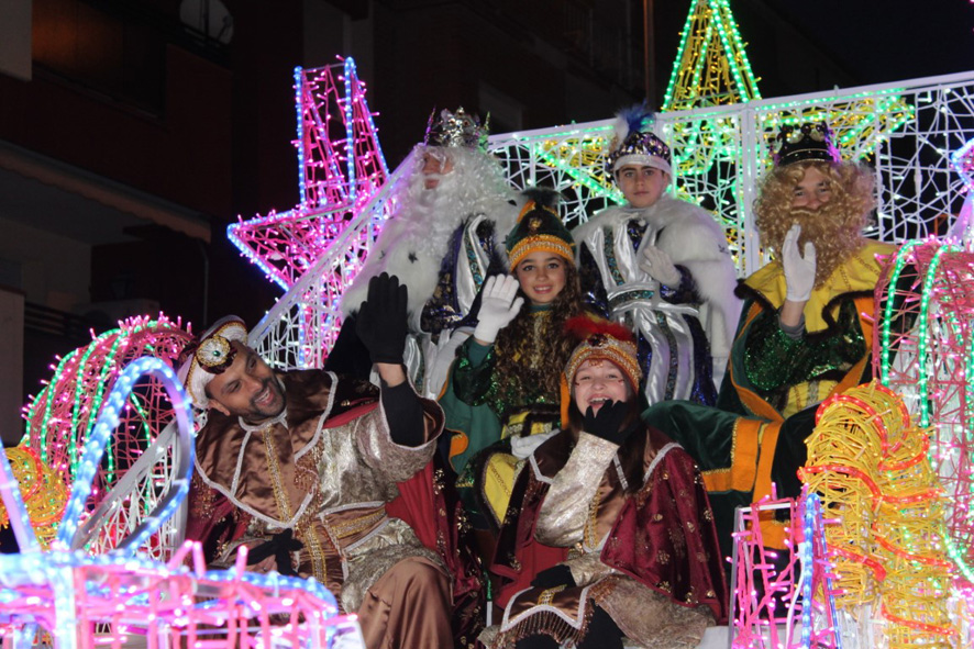 Torrijos despedía la Navidad con una concurrida Cabalgata de Reyes
