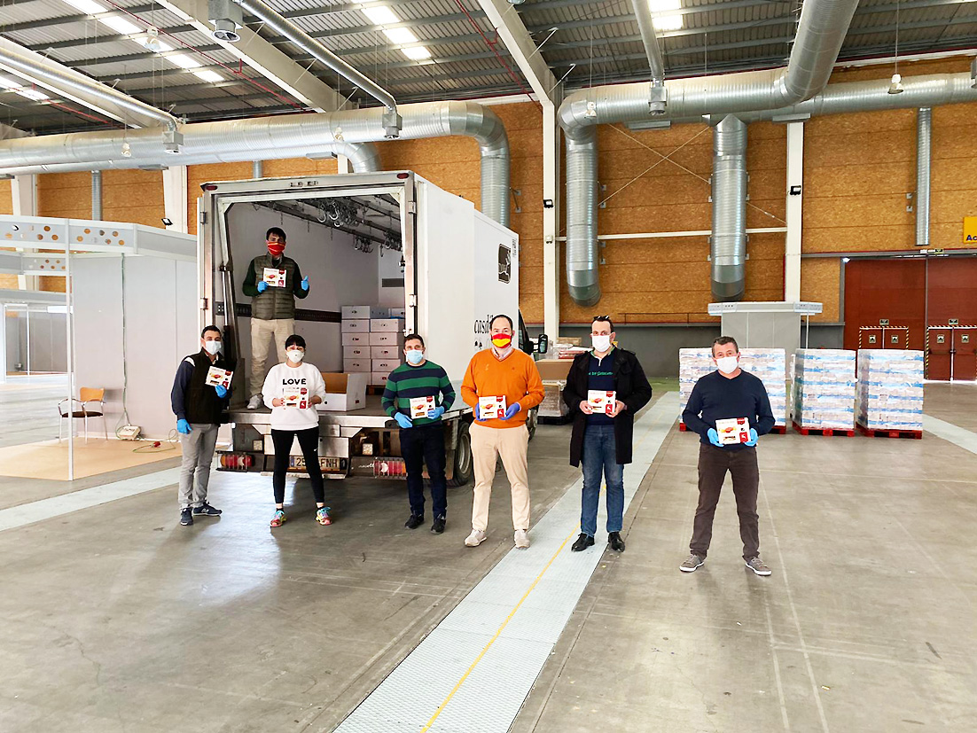 Bomberos y Protección Civil colaborando con la distribución de alimentos donados por Cárnicas Dibe