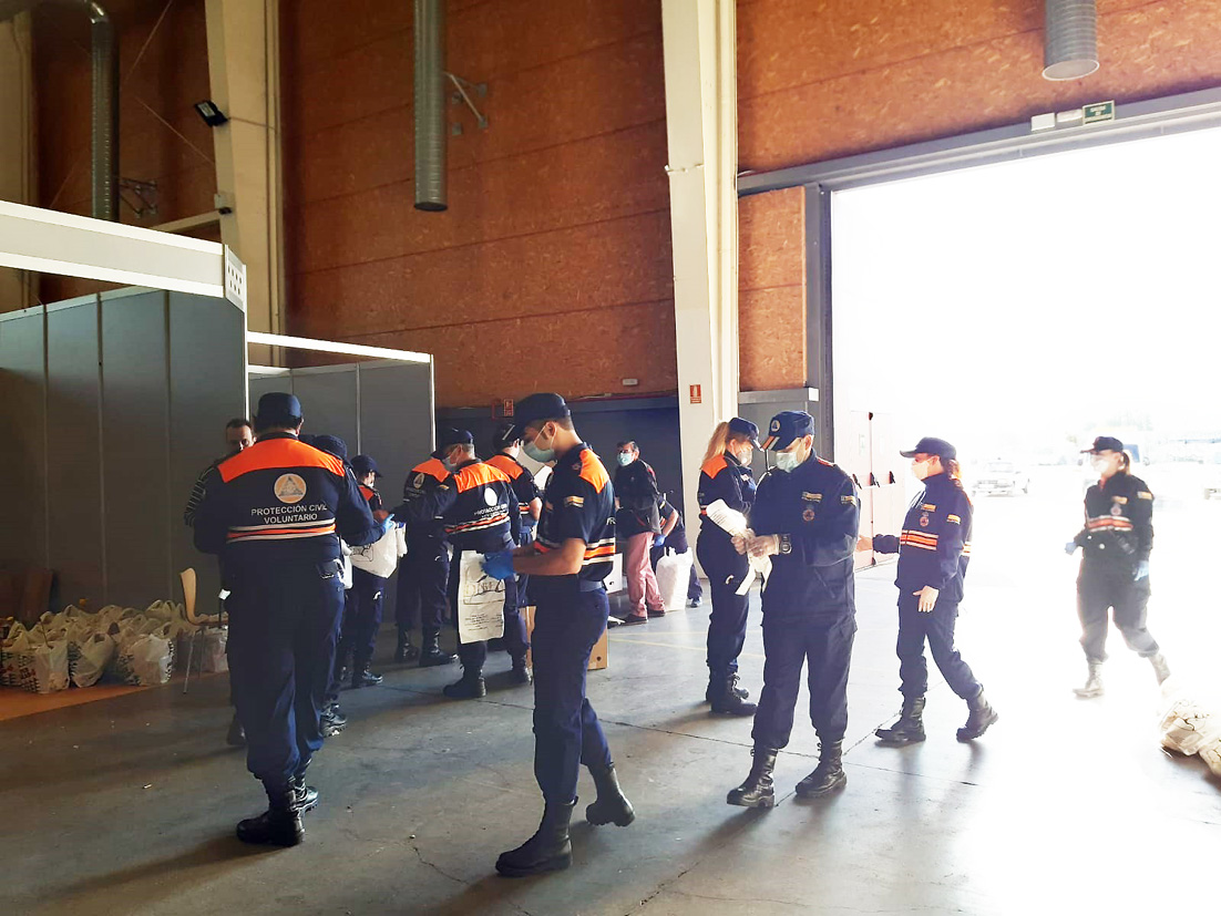 Bomberos y Protección Civil colaborando con la distribución de alimentos donados por Cárnicas Dibe Editorial