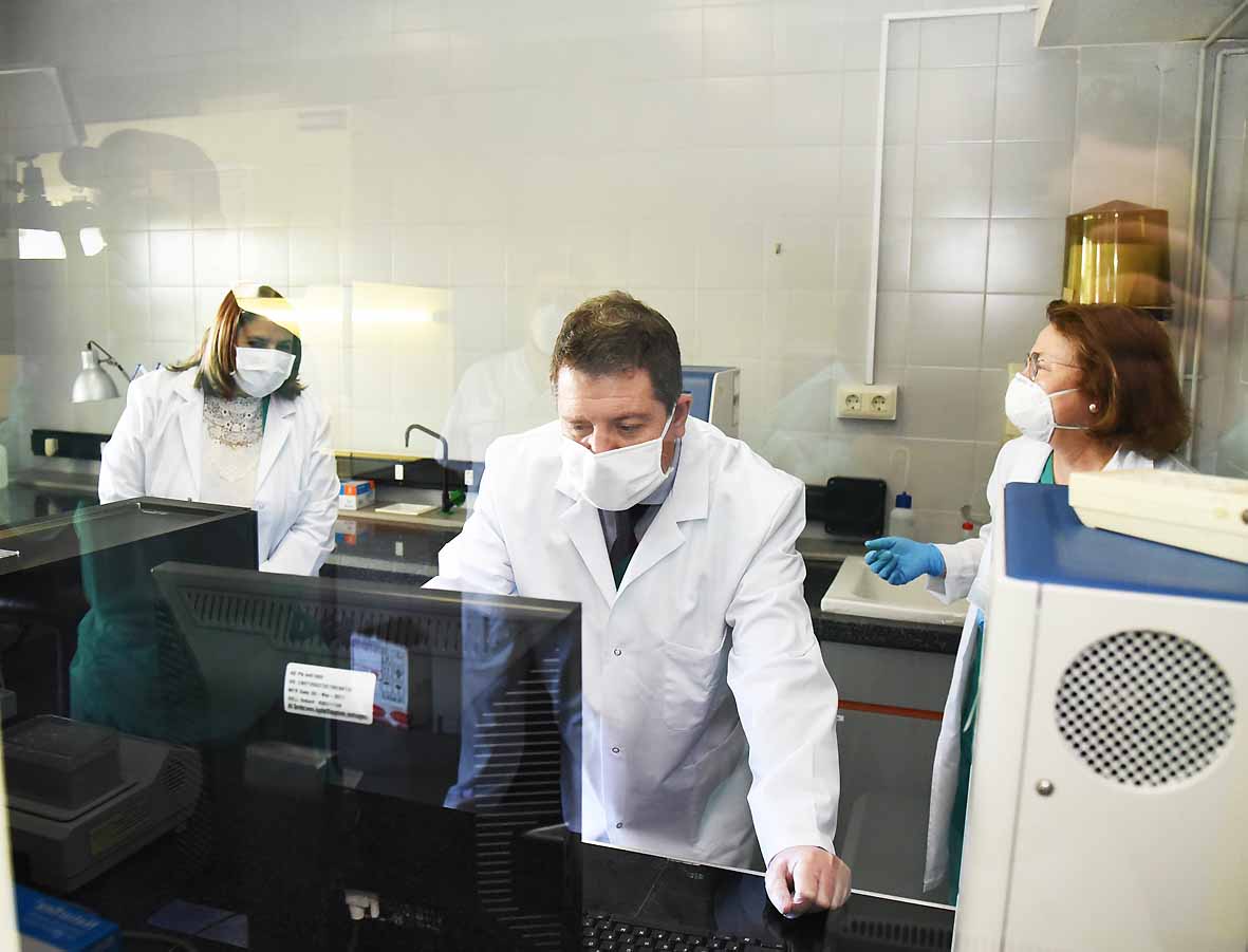 El presidente de Castilla la Mancha y la edil talaverana visitan empresas textiles en la Ciudad de la Cerámica Editorial