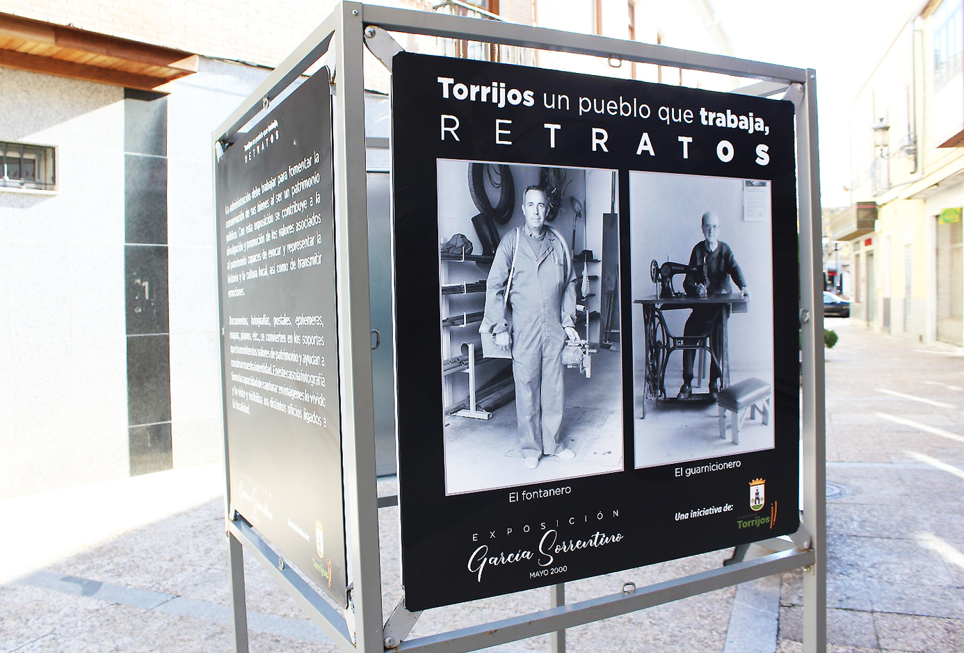 Una nueva exposición luce en las calles de Torrijos