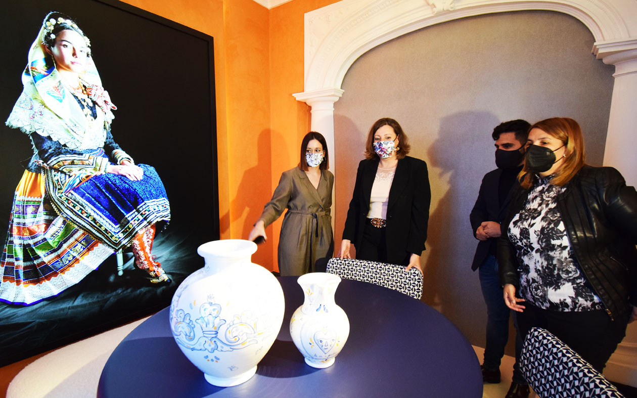 En el espacio de artesanía de CLM la cerámica de Talavera de la Reina y el diseño se iluminan