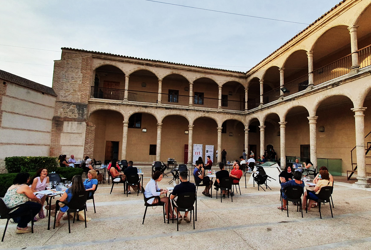 El patio porticado del Pedro I de Torrijos cata los caldos de la tierra 