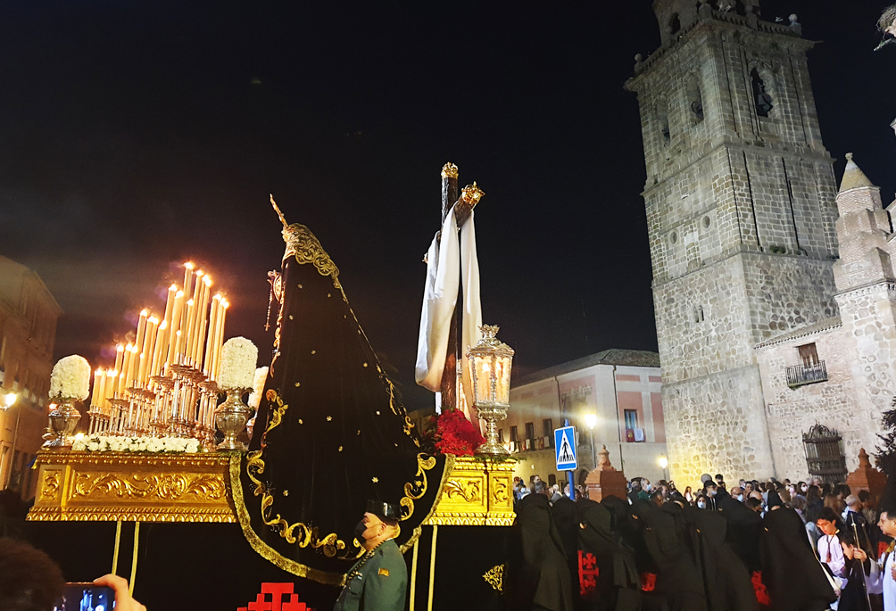 Sentida procesión del Santo Entierro en Talavera
