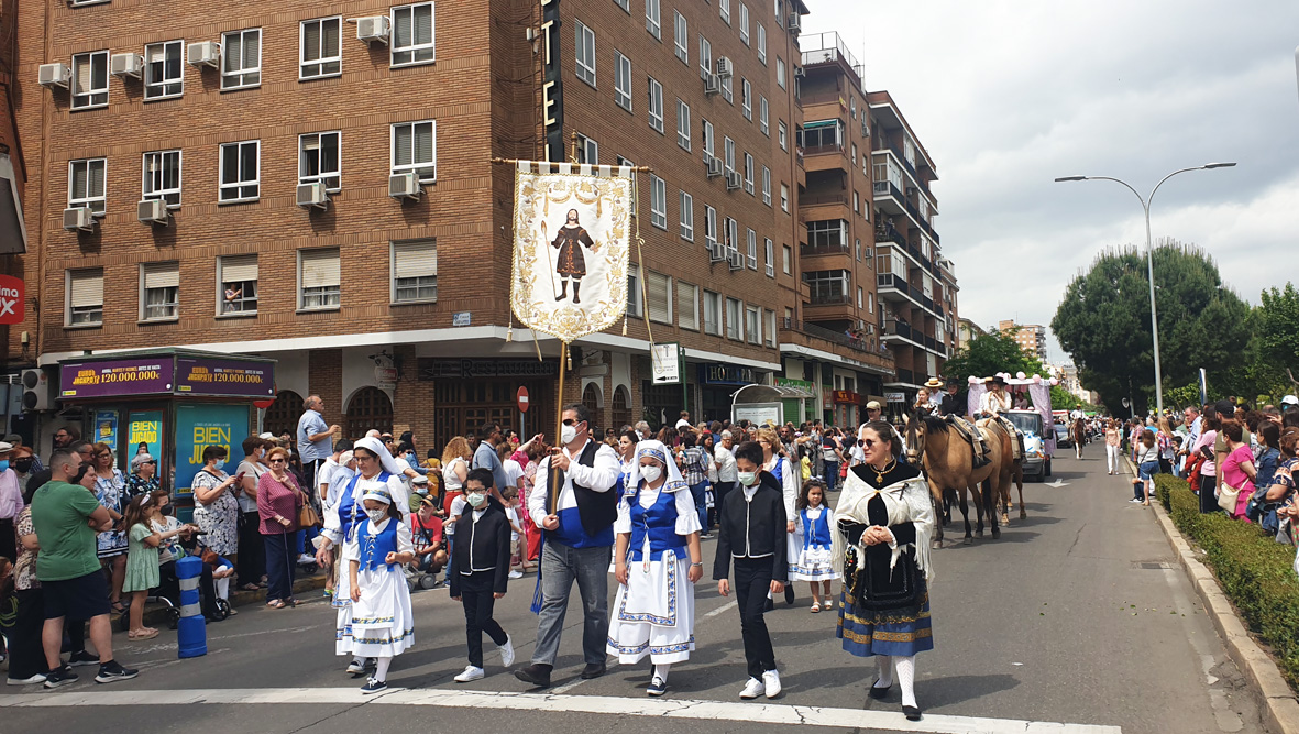 Espectacular desfile de carrozas por San Isidro en Talavera