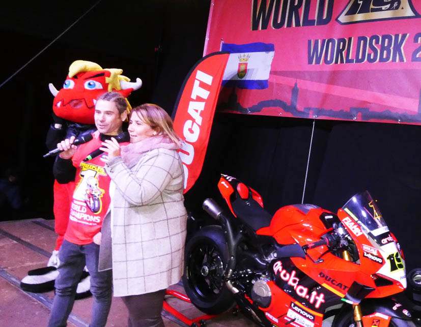 El talaverano campeón de superbikes Álvaro Bautista aclamado por su ciudad natal