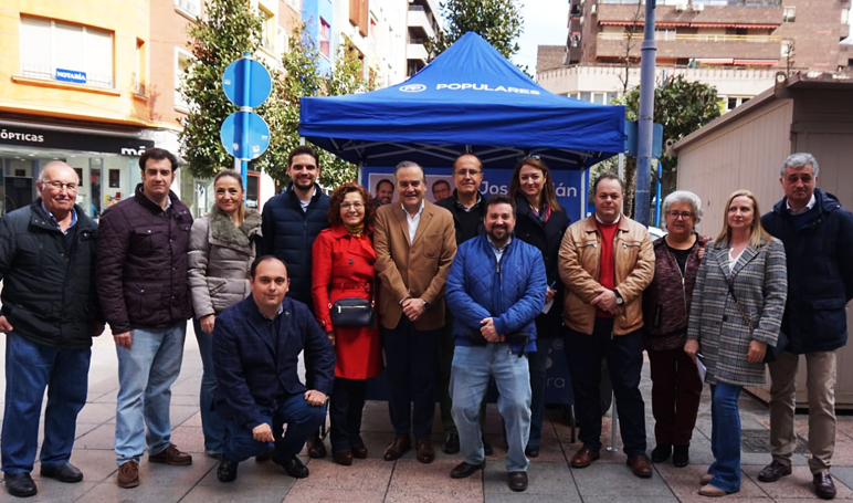 El Partido Popular de Talavera incorpora un teléfono y un stand para el ciudadano