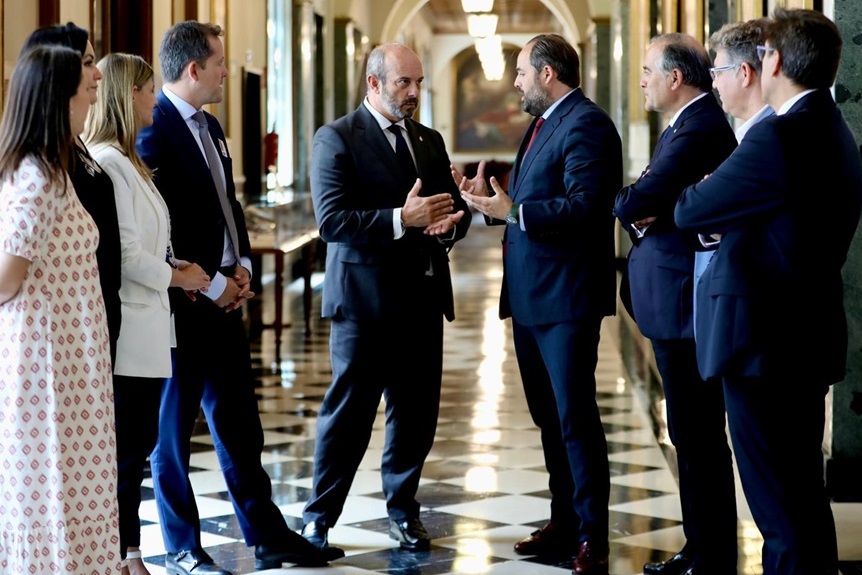 El Psoe se abstiene en la moción por el AVE
