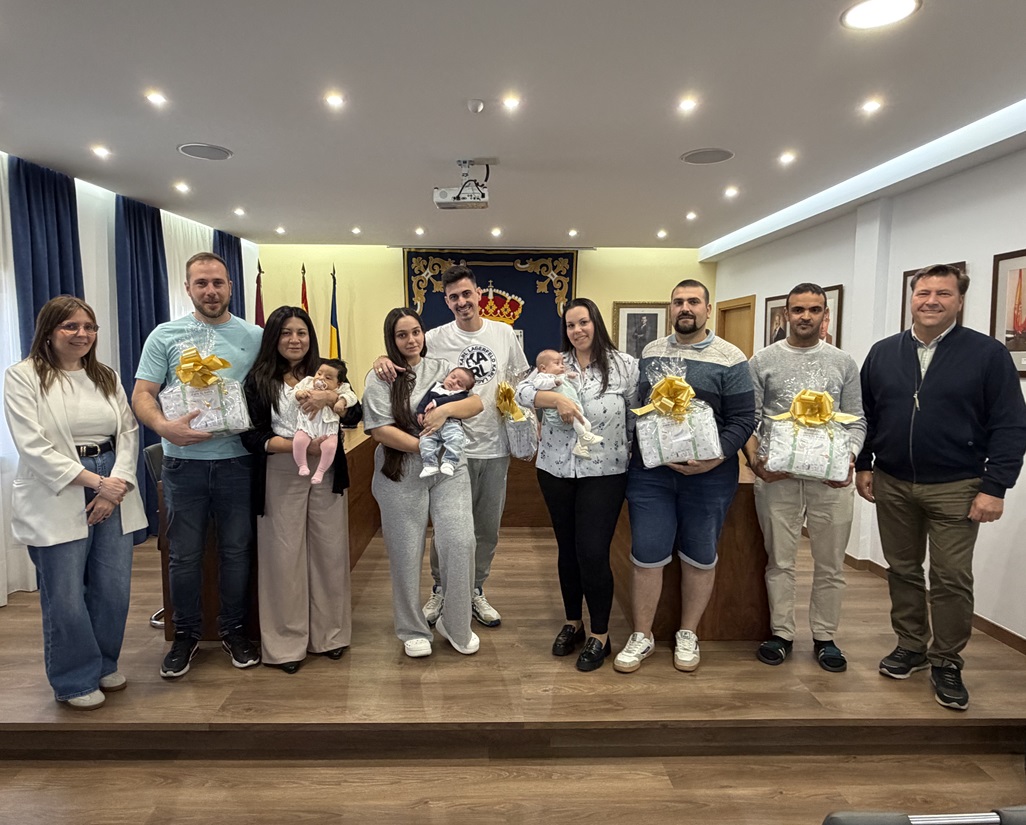 Santa Olalla entrega la Cesta Bebé